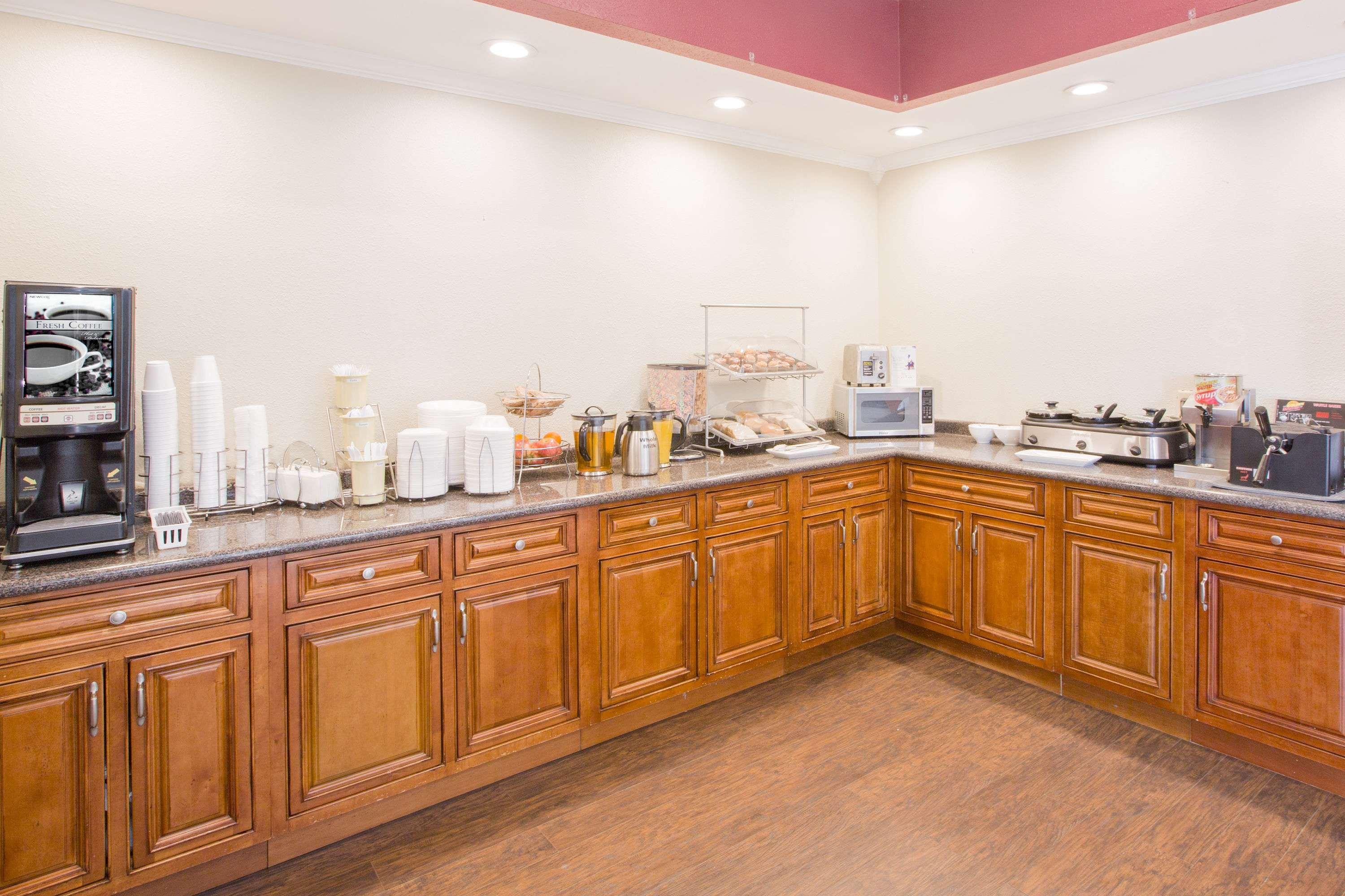Howard Johnson By Wyndham Dothan Exterior foto